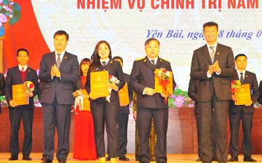 Lãnh đạo UBND tỉnh trao thưởng cho các đơn vị làm tốt công tác thu ngân sách năm 2022.