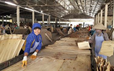 Công nhân Công ty cổ phần Yên Thành sản xuất ván ép xuất khẩu.