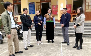 Lãnh đạo HĐND huyện Văn Chấn trao đổi với Thường trực và các ban HĐND xã Gia Hội về công tác giám sát chuyên đề.
