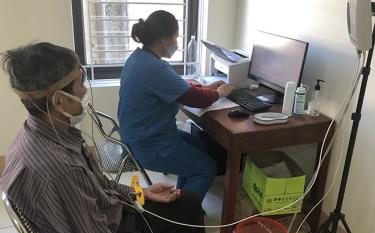 Người dân có thẻ bảo hiểm y tế khám bệnh tại Trung tâm Y tế huyện Trấn Yên.