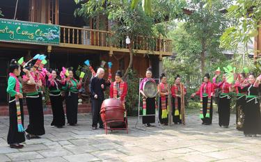 Những nghệ nhân và người am hiểu Xòe Thái ở thị xã Nghĩa Lộ là những hạt nhân tích cực trong việc giữ gìn, bảo tồn Xòe Thái.