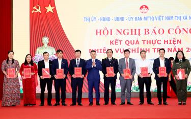 Lãnh đạo Thị ủy Nghĩa Lộ khen thưởng các đơn vị có thành tích xuất sắc trong thực hiện nhiệm vụ phát triển kinh tế - xã hội năm 2022.