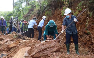 Chủ tịch Ủy ban Mặt trận Tổ quốc tỉnh Giàng A Tông (người thứ nhất, bên phải) tham gia lao động cùng nhân dân địa phương trong “Ngày thứ Bảy cùng dân” tại xã Suối Giàng, huyện Văn Chấn.