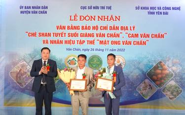 Lãnh đạo huyện Văn Chấn trao quyền sử dụng Chỉ dẫn địa lý sản phẩm “Cam Văn Chấn” cho hợp tác xã và hộ dân tại xã Bình Thuận.