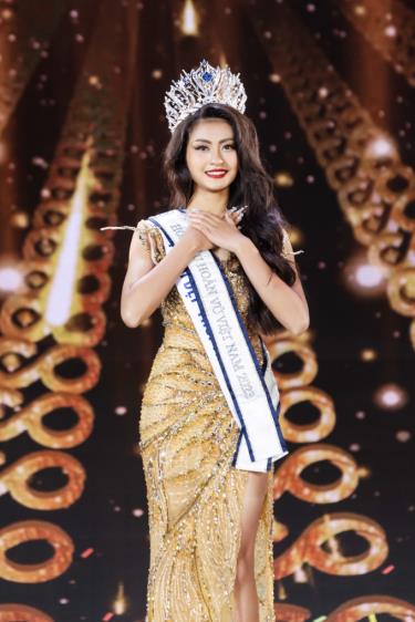 Bùi Thị Xuân Hạnh (sinh năm 2001, đến từ Ninh Bình) đăng quang Hoa hậu Hoàn vũ Việt Nam 2023

