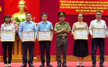 Đại tá Lê Việt Thắng - Ủy viên Ban Thường vụ Tỉnh ủy, Giám đốc Công an tỉnh biểu dương, khen thưởng các tập thể và cá nhân có link vào dafabet tích trong Phong trào “Toàn dân bảo vệ an ninh Tổ quốc”.