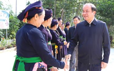 Đồng chí Tạ Văn Long - Phó Bí thư Thường trực Tỉnh ủy, Chủ tịch HĐND tỉnh dự sinh hoạt chi bộ với cán bộ, đảng viên thôn Úc, xã Tân Lập, huyện Lục Yên và gặp gỡ, trao đổi với đồng bào các dân tộc trong xã.