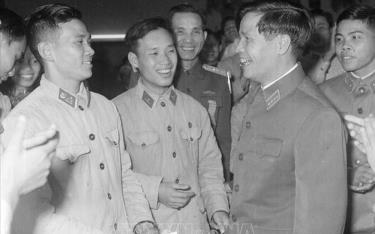 Đại tướng Nguyễn Chí Thanh trò chuyện thân mật với các đại biểu dự Đại hội Đoàn thanh niên Lao động toàn quân lần thứ nhất. Ảnh tư liệu