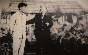 Chủ tịch Hồ Chí Minh và Đại tướng Nguyễn Chí Thanh. Ảnh tư liệu