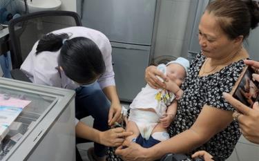 Tiêm vaccine cho trẻ.