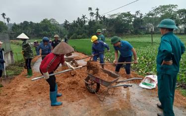 Nhân dân xã Y Can tích cực tham gia xây dựng kết cấu hạ tầng nông thôn.