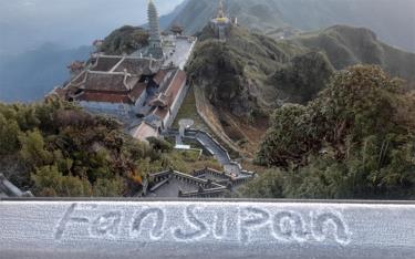 Hình ảnh băng giá, sương muối phủ trắng đỉnh Fansipan ở Lào CaiHình ảnh băng giá, sương muối phủ trắng đỉnh Fansipan ở Lào Cai