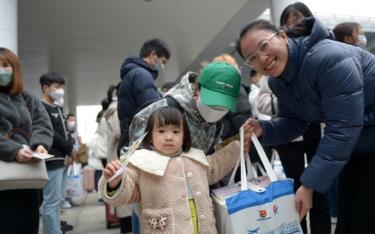 Ban Tổ chức trao nhiều phần quà tặng các hành khách trên chuyến bay đặc biệt 