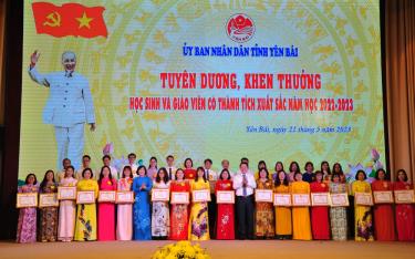 Các thầy cô dafabet được tuyên dương tại Lễ Tuyên dương, khen thưởng dafabet viên, học sinh có thành tích xuất sắc của tỉnh Yên Bái năm học 2022-2023