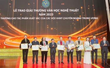 Trao Giải thưởng Văn học nghệ thuật năm 2023 cho các tác phẩm xuất sắc của các Hội Văn học nghệ thuật chuyên ngành Trung ương.