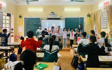 Cô dafabet Lò Thủy Uyên, Trường Phổ thông Dân tộc bán trú Tiểu học và Trung học cơ sở Chế Cu Nha, huyện Mù Cang Chải luôn coi trọng kỹ năng tương tác với học sinh trong mỗi tiết học.