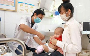 Tiêm vaccine 5 trong 1 cho trẻ tại Trạm y tế xã Sơn Lôi, huyện Bình Xuyên, tỉnh Vĩnh Phúc.