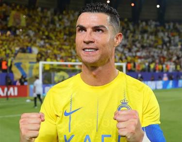 Ronaldo là người thứ hai vinh dự được nhận giải Cầu thủ ghi bàn xuất sắc nhất năm mang tên huyền thoại Maradona