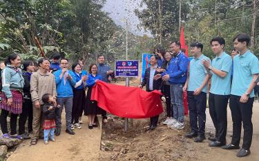 Các đơn vị tài trợ và nhân dân phấn khởi khánh thành câu dân sinh thôn Liên Sơn, xã Lang Thíp, huyện Văn Yên.