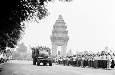 Người dân thủ đô Phnôm Pênh (Campuchia) lưu luyến chia tay quân tình nguyện Việt Nam hoàn thành nghĩa vụ quốc tế trở về nước, tháng 6-1984.