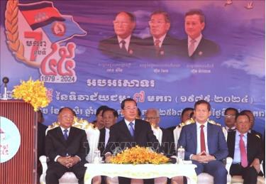 Chủ tịch Đảng Nhân dân Campuchia Samdech Techo Hun Sen (giữa) chủ trì lễ míttinh kỷ niệm 45 năm Ngày Chiến thắng 7/1 tại Thủ đô Phnom Penh.