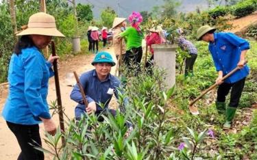 Lãnh đạo xã Nậm Búng tham gia “Ngày cuối tuần cùng dân” vệ sinh các tuyến đường giao thông trên địa bàn xã.