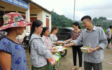 Cán bộ huyện Trấn Yên phát tờ rơi tuyên truyền pháp luật cho người dân.