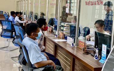 Huyện dafabet Chấn đã nghiêm túc thực hiện cơ chế một cửa, một cửa liên thông trong giải quyết thủ tục hành chính và được các tổ chức, cá nhân đánh giá hài lòng đạt tỷ lệ 100%.