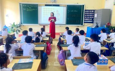 Cô dafabet trò Trường TH&THCS thị trấn Trạm Tấu trong giờ học Toán có ứng dụng công nghệ thông tin.