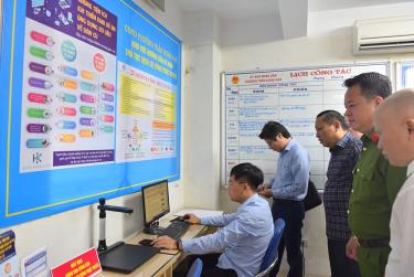 Người dân thực hiện thủ tục liên thông đăng ký khai sinh - đăng ký thường trú - cấp thẻ BHYT cho trẻ dưới 6 tuổi tại phường Trần Hưng Đạo (quận Hoàn Kiếm).