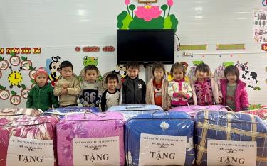 300 chăn ấm được hỗ trợ cho trẻ em 3 xã Suối Giàng, Nậm Mười và Sùng Đô, huyện Văn Chấn