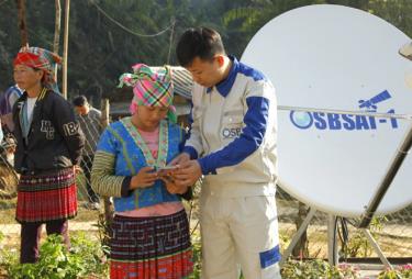 Cán bộ kỹ thuật OSB Group hướng dẫn người dân truy cập Internet, wifi miễn phí qua OSBSAT-1.