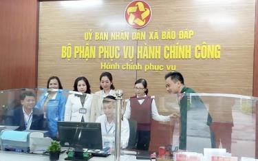 Bộ phận Phục vụ hành chính công xã Báo Đáp được đầu tư khang trang hiện đại trên nền tảng số, là cơ sở mang lại sự hài lòng của người dân khi đến giao dịch.