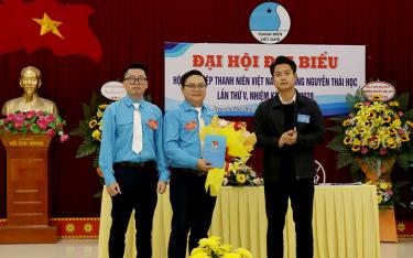 Lãnh đạo Tỉnh đoàn, link dafabet LHTN Việt Nam tỉnh Yên Bái tặng hoa chúc mừng Đại link dafabet.