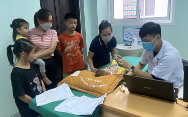 Quỹ link dafabet trợ trẻ em tỉnh phối hợp với các đơn vị, tổ chức khám sàng lọc bệnh tim bẩm sinh miễn phí cho trẻ em trên địa bàn.