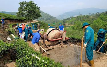 Thị trấn Nông trường Liên Sơn chú trọng phát triển hệ thống đường giao thông nông thôn trong vùng đồng bào có đạo.