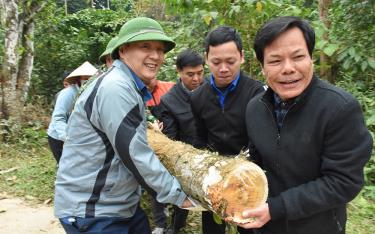 Các đồng chí lãnh đạo huyện Lục Yên tham gia “Ngày thứ Bảy cùng dân”.