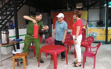 Công link vào dafabet phường Nguyễn Phúc hướng dẫn người dân sử dụng bình chữa cháy.