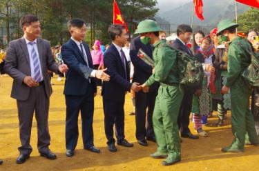 Lãnh đạo tỉnh và huyện  Trạm Tấu chúc mừng tân binh Trạm Tấu trong lễ giao nhận quân năm 2023.