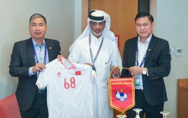 Trưởng BTC Asian Cup 2023 tại Qatar, ông Sheikh Hamad Bin Khalifa Al-Thani đến thăm ĐT Việt Nam.