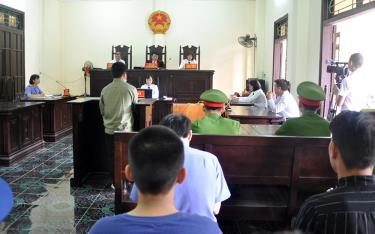 Đối tượng phạm tội người dân tộc thiểu số huyện Trạm Tấu được TGPL tại phiên tòa.