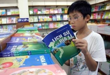 Học sinh tìm mua sách giáo khoa biên soạn theo chương trình Giáo dục phổ thông 2018 tại hiệu sách.