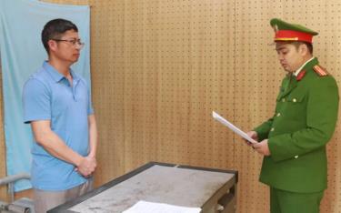 Cơ quan Cảnh sát điều tra Công an tỉnh Sơn La thi hành lệnh bắt bị can Lê Văn Kỳ.