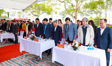 Các đại biểu tưởng niệm những đồng chí lãnh tụ trực tiếp chỉ đạo việc tổ chức thành lập Trường dạy làm báo Huỳnh Thúc Kháng và các giảng viên, học viên đã mất của Trường.