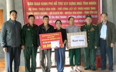 Lãnh đạo Hội Hội HTGĐLS tỉnh Yên Bái cùng bà Đỗ Thị Mai Thanh và chính quyền huyện Yên Bình trao tiền hỗ trợ cho gia đình ông Dừn.