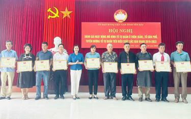 Lãnh đạo Ủy ban MTTQ Việt Nam tỉnh khen thưởng cho các mô hình tổ tự quản ở thôn, bản, tổ dân phố tiêu biểu xuất sắc trong phòng trào thi đua yêu nước giai đoạn 2019 - 2023.