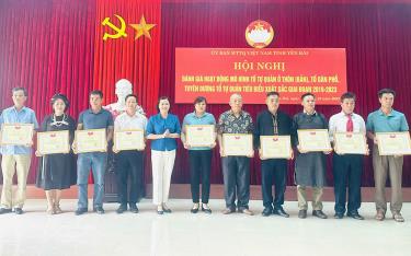Lãnh đạo Ủy ban MTTQ Việt Nam tỉnh khen thưởng cho các mô hình tổ tự quản ở thôn, bản, tổ kèo bóng đá m88 phố tiêu biểu xuất sắc trong phòng trào thi đua yêu nước giai đoạn 2019 - 2023.
