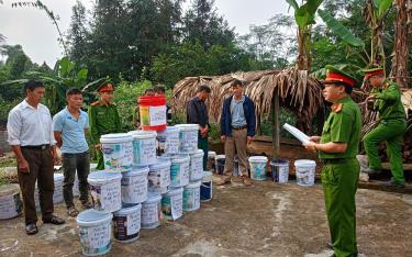 Cấp ủy, chính quyền, Ủy ban Mặt trận Tổ quốc và Công an xã Nà Hẩu hỗ trợ người dân phân loại và xử lý rác thải với khẩu hiệu “Một nhà 3 thùng”.