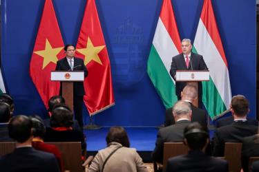 Thủ tướng Chính phủ Phạm Minh Chính và Thủ tướng Hungary Viktor Orbán gặp gỡ báo chí sau hội đàm.