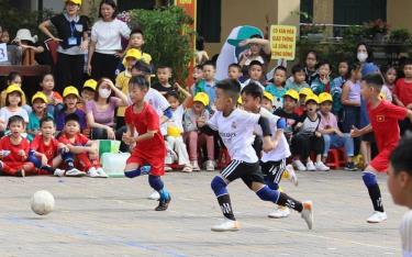 Học sinh Trường Tiểu học Kim Đồng, thành phố Yên Bái tham gia giải bóng đá nhi đồng cấp trường.